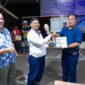 Sekretaris DPC Partai Demokrat Tanjab Barat Mukhtar AB bersama Syarifuddin ketua Bappilu menyerahkan Tropi dan Uang Pembinaan ke Ketua Tim Gasing Parit Lapis. FOTO : Dok Demokrat