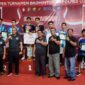 Foto Bersama Kapolres dan Bupati Tanjab Barat dengan Para Juara Open Turnamen Badminton Kapolres Tanjabbar Cup 2022. FOTO : Fendi/LT