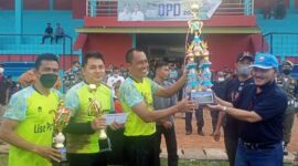Husaini Kaptem Tim Kecamatan Tungkal Ilir menerima Trofi bergilir OPD Cup yang diserahkan H Mulyadi Staf Ahli, Kamis (24/3/22). FOTO : Lintastungkal