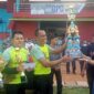 Husaini Kaptem Tim Kecamatan Tungkal Ilir menerima Trofi bergilir OPD Cup yang diserahkan H Mulyadi Staf Ahli, Kamis (24/3/22). FOTO : Lintastungkal