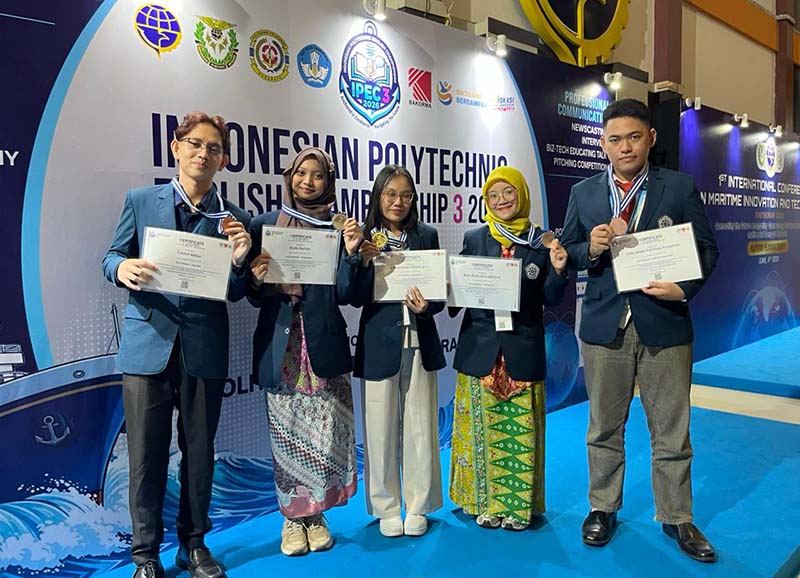 Dari kiri ke kanan: Fachri Akhar (Juara III Interview), Shafa Nailah & Brian Rizky Ramadhanie (Juara II Videography Challenge), Gracia Letare Napitupulu (Juara I Newscasting), dan Cello Brian Parulian Panjaitan (Juara III Sales and Pitching). Prestasi masif ini membuktikan kualitas unggul mahasiswa vokasi siap kerja dan siap bersaing di kancah nasional! (Foto: Dok. Biro Humas Kemnaker)