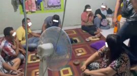 Penampakan Emak-Emak dan 3 Pria Diciduk Polres Merangin Sedang Asik Beramain Judi Remi. FOTO : Hms Res