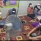 Penampakan Emak-Emak dan 3 Pria Diciduk Polres Merangin Sedang Asik Beramain Judi Remi. FOTO : Hms Res