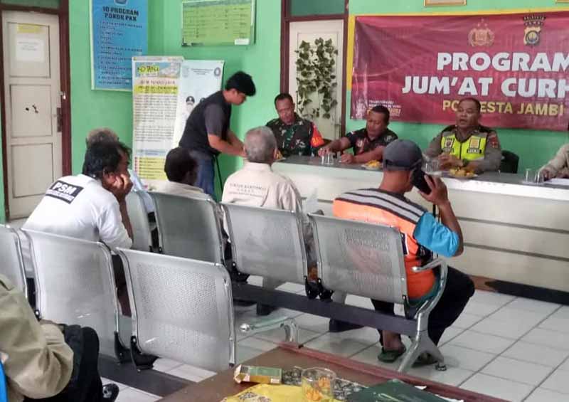 Polsek Jelutung Polresta Jambi kembali menggelar program Jumat Curhat di Kantor Lurah Kebun handil Kec. Jelutung Kota Jambi, Jumat (10/2/23). FOTO : Hms