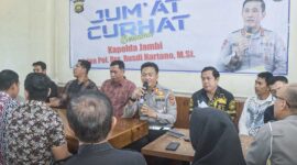 Wadir Lantas Polda Jambi AKBP M. Lutfi saat kegiatan Jum'at Curhat bersama Asosiasi Transportir Batu Bara Jambi dan Relawan Pengatur Lalulintas Angkutan Batu Bara di Popo Kopi Tiam Jambi Selatan, Jumat (23/6/23). FOTO : Hms