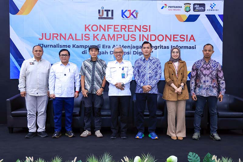 (Dari kiri ke kanan) Jajaran pengurus Ikatan Jurnalis Televisi Indonesia (IJTI), Sekretaris Jenderal Kemnaker Cris Kuntadi (keempat dari kiri), Ketua Umum IJTI Herik Kurniawan (kelima dari kiri), beserta para pembicara dan tamu undangan berfoto bersama dalam pembukaan Konferensi Jurnalis Kampus Indonesia di Gedung Dewan Pers, Jakarta, Kamis (4/6/2026). (FOTO : Dok. Istimewa Kemnaker)
