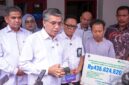 Menteri Ketenagakerjaan RI, Yassierli (tengah, berbaju putih), memberikan keterangan pers saat menyerahkan santunan Jaminan Kecelakaan Kerja (JKK), Jaminan Hari Tua (JHT), dan beasiswa kepada ahli waris almarhumah Tutik Anitasari di Jakarta, Mei 2026. (FOTO : Dok. Biro Humas Kemenaker)