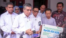 Menteri Ketenagakerjaan RI, Yassierli (tengah, berbaju putih), memberikan keterangan pers saat menyerahkan santunan Jaminan Kecelakaan Kerja (JKK), Jaminan Hari Tua (JHT), dan beasiswa kepada ahli waris almarhumah Tutik Anitasari di Jakarta, Mei 2026. (FOTO : Dok. Biro Humas Kemenaker)