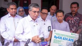 Menteri Ketenagakerjaan RI, Yassierli (tengah, berbaju putih), memberikan keterangan pers saat menyerahkan santunan Jaminan Kecelakaan Kerja (JKK), Jaminan Hari Tua (JHT), dan beasiswa kepada ahli waris almarhumah Tutik Anitasari di Jakarta, Mei 2026. (FOTO : Dok. Biro Humas Kemenaker)
