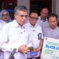 Menteri Ketenagakerjaan RI, Yassierli (tengah, berbaju putih), memberikan keterangan pers saat menyerahkan santunan Jaminan Kecelakaan Kerja (JKK), Jaminan Hari Tua (JHT), dan beasiswa kepada ahli waris almarhumah Tutik Anitasari di Jakarta, Mei 2026. (FOTO : Dok. Biro Humas Kemenaker)