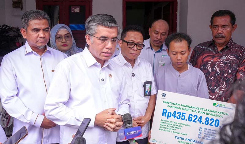 Menteri Ketenagakerjaan RI, Yassierli (tengah, berbaju putih), memberikan keterangan pers saat menyerahkan santunan Jaminan Kecelakaan Kerja (JKK), Jaminan Hari Tua (JHT), dan beasiswa kepada ahli waris almarhumah Tutik Anitasari di Jakarta, Mei 2026. (FOTO : Dok. Biro Humas Kemenaker)