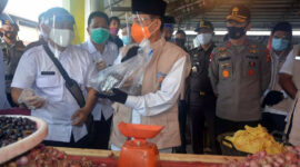 FOTO : Gubernur Jambi, Dr. H. Fachrori Umar bersama Kapolda Jambi, Irjen Pol Drs.Firman Shantyabudi, M.Si secara langsung melakukan peninjauan langsung ke Pasar Modern Angso Duo, Rabu (29/07/20).