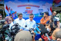 MUDIK AMAN 2026: Menteri Ketenagakerjaan (Menaker) Yassierli (tengah) memberikan keterangan pers usai melepas keberangkatan Mudik Gratis bagi Pekerja dan Ojol di Kantor Kemnaker, Jakarta, Selasa (17/3/2026). Tahun ini, Kemnaker memfasilitasi 12.690 pemudik dengan 230 armada bus sekaligus memberikan peringatan tegas kepada 1.121 perusahaan terkait aduan THR. (FOTO : BIRO HUMAS MENAKER/LT)