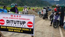 Tampak spanduk pemberitahuan penutupan sementara Jembatan Kerinduan, Kota Sungai Penuh, bagi kendaraan roda dua maupun roda empat. Pengendara diimbau untuk segera beralih menggunakan jalur alternatif guna menghindari penumpukan arus lalu lintas selama proses perbaikan palang jembatan berlangsung. (FOTO : Istimewa / Dok. Dishub Sungai Penuh)