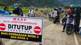 Tampak spanduk pemberitahuan penutupan sementara Jembatan Kerinduan, Kota Sungai Penuh, bagi kendaraan roda dua maupun roda empat. Pengendara diimbau untuk segera beralih menggunakan jalur alternatif guna menghindari penumpukan arus lalu lintas selama proses perbaikan palang jembatan berlangsung. (FOTO : Istimewa / Dok. Dishub Sungai Penuh)