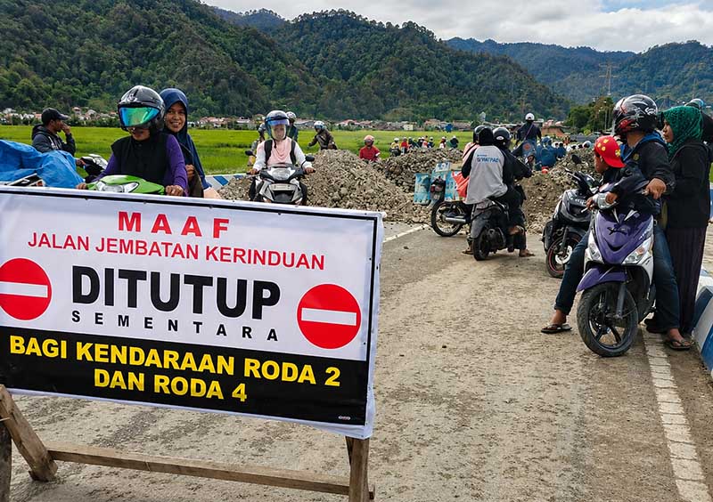 Tampak spanduk pemberitahuan penutupan sementara Jembatan Kerinduan, Kota Sungai Penuh, bagi kendaraan roda dua maupun roda empat. Pengendara diimbau untuk segera beralih menggunakan jalur alternatif guna menghindari penumpukan arus lalu lintas selama proses perbaikan palang jembatan berlangsung. (FOTO : Istimewa / Dok. Dishub Sungai Penuh)