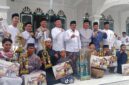 Para pemenang Festival Pawai Takbiran Hari Raya Idul Fitri 1447 H / 2026 M berfoto bersama jajaran pejabat pemerintahan daerah dan tokoh masyarakat usai menerima piala serta hadiah uang pembinaan secara simbolis di halaman Masjid Agung Al-Istiqamah, Kuala Tungkal. (FOTO: Dok. Istimewa Lintastungkal)