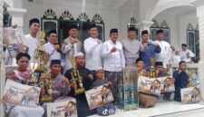 Para pemenang Festival Pawai Takbiran Hari Raya Idul Fitri 1447 H / 2026 M berfoto bersama jajaran pejabat pemerintahan daerah dan tokoh masyarakat usai menerima piala serta hadiah uang pembinaan secara simbolis di halaman Masjid Agung Al-Istiqamah, Kuala Tungkal. (FOTO: Dok. Istimewa Lintastungkal)