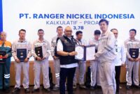 Wamenaker Afriansyah Noor (tengah) menyerahkan secara simbolis dokumen piagam penghargaan atas capaian indeks Penilaian Budaya K3 (Safety Culture) kepada perwakilan manajemen PT Ranger Nickel Indonesia, (FOTO : Dok. Biro Humas Kemnaker)