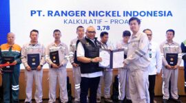 Wamenaker Afriansyah Noor (tengah) menyerahkan secara simbolis dokumen piagam penghargaan atas capaian indeks Penilaian Budaya K3 (Safety Culture) kepada perwakilan manajemen PT Ranger Nickel Indonesia, (FOTO : Dok. Biro Humas Kemnaker)