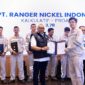 Wamenaker Afriansyah Noor (tengah) menyerahkan secara simbolis dokumen piagam penghargaan atas capaian indeks Penilaian Budaya K3 (Safety Culture) kepada perwakilan manajemen PT Ranger Nickel Indonesia, (FOTO : Dok. Biro Humas Kemnaker)