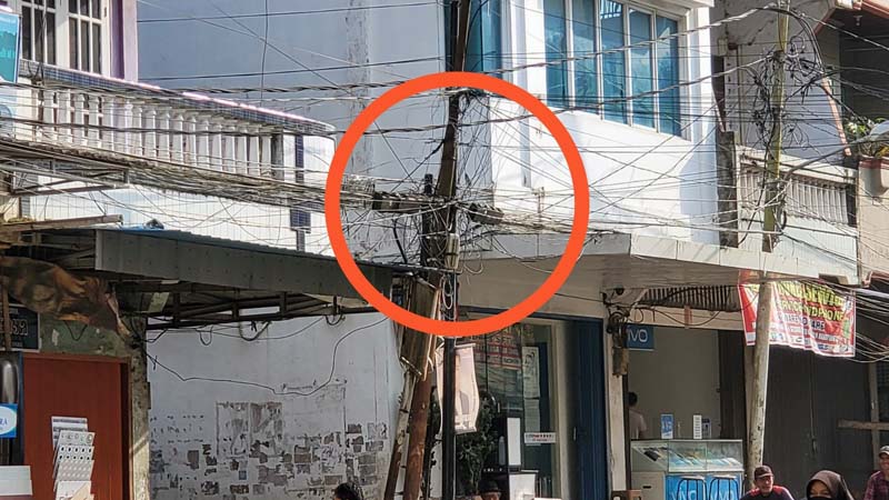 Penampakan Kabal PLN dan Telkom di Salah Satu Tiang di Jalan Asia Kuala Tungkal, FOTO : LT