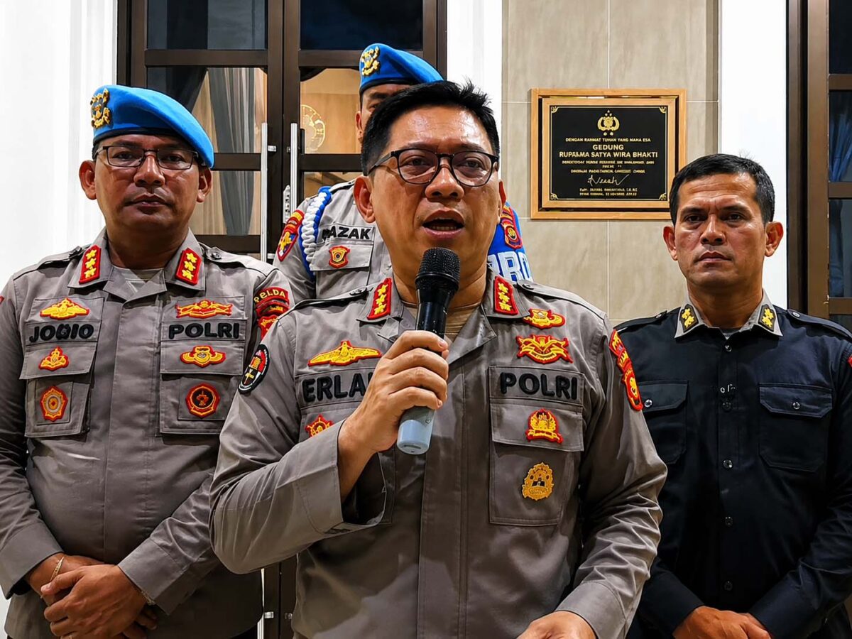 Kabid Humas Polda Jambi Kombes Pol. Erlan Munaji  memberikan keterangan pers kepada media didampingi sejumlah pejabat utama Polda Jambi terkait sanksi Pemberhentian Tidak Dengan Hormat (PTDH) terhadap lima personel polisi yang terlibat kasus kematian Brigadir EWS, Jambi, Jumat malam (7/8/2026). (FOTO : Dok. Istimewa)