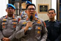 Kabid Humas Polda Jambi Kombes Pol. Erlan Munaji  memberikan keterangan pers kepada media didampingi sejumlah pejabat utama Polda Jambi terkait sanksi Pemberhentian Tidak Dengan Hormat (PTDH) terhadap lima personel polisi yang terlibat kasus kematian Brigadir EWS, Jambi, Jumat malam (7/8/2026). (FOTO : Dok. Istimewa)