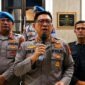 Kabid Humas Polda Jambi Kombes Pol. Erlan Munaji  memberikan keterangan pers kepada media didampingi sejumlah pejabat utama Polda Jambi terkait sanksi Pemberhentian Tidak Dengan Hormat (PTDH) terhadap lima personel polisi yang terlibat kasus kematian Brigadir EWS, Jambi, Jumat malam (7/8/2026). (FOTO : Dok. Istimewa)