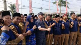 Kepala BNNP Jambi Brigjen Pol Wisnu Handoko, S.IK, MM bersama para Kades dan Lurah se Tanjab Barat usai Deklarasikan War On Drugs di Alun-alun Kuala Tungkal, Selasa (17/10/23). FOTO : LT