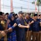 Kepala BNNP Jambi Brigjen Pol Wisnu Handoko, S.IK, MM bersama para Kades dan Lurah se Tanjab Barat usai Deklarasikan War On Drugs di Alun-alun Kuala Tungkal, Selasa (17/10/23). FOTO : LT