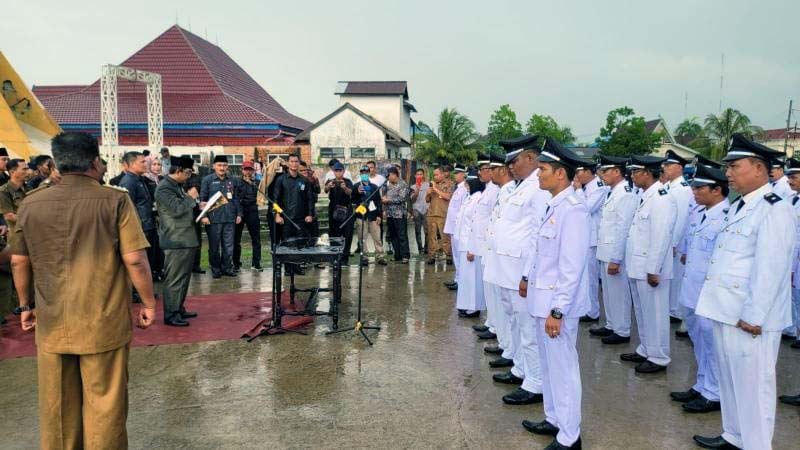 Bupati Tanjab Barat H. Anwar Satat Saat Melantik 43 Kades Terpilih Pilkades 2022. FOTO : LT