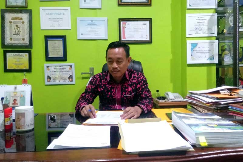 Kepala SMA Negeri 1 Kabupaten Tanjung Jabung Barat Kadiman, ST. FOTO : Bas/LT