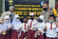 Kadis Dikbud Muaro Jambi Erwanisah Ketia Meninjau Vaksinasi di SDN 15 Desa Air Hitam, Sungai Gelam, Senin (21/02/22). FOTO : Noval/LT