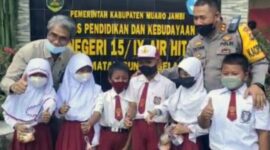 Kadis Dikbud Muaro Jambi Erwanisah Ketia Meninjau Vaksinasi di SDN 15 Desa Air Hitam, Sungai Gelam, Senin (21/02/22). FOTO : Noval/LT