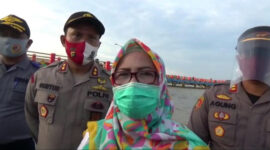 FOTO : Kepala Dinas Kesehataan Tanjung Jabung Barat, dr. Hj. Andi Pada, M.Kes bersama Kapolres Tanjab Barat AKBP Guntur Saputro, SIK, MH pada Kegiatan Pemeriksaan Rapid Tes pada penumpang di Pelabuhan LASDP Kuala Tungkal, Rabu (22/07/20).