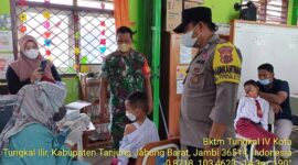 Giat Vaksinasi Siswa SDN 005/V Kuala Tungkal oleh Nakes PKM II dengan dikawal Personil Polres dan Kodim 0419/Tanjab, Selasa (15/2/22). FOTO : BKTM Tungkal IV Kota