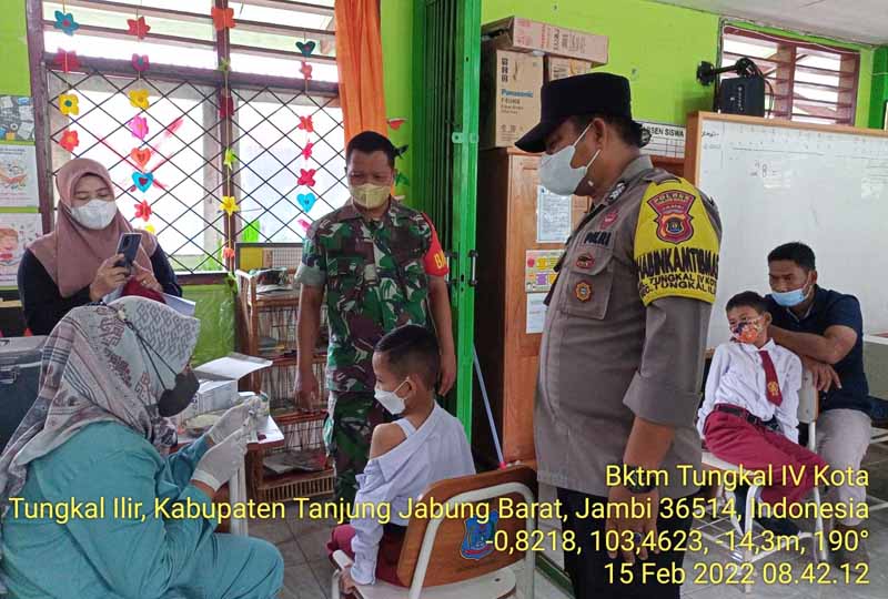 Giat Vaksinasi Siswa SDN 005/V Kuala Tungkal oleh Nakes PKM II dengan dikawal Personil Polres dan Kodim 0419/Tanjab, Selasa (15/2/22). FOTO : BKTM Tungkal IV Kota