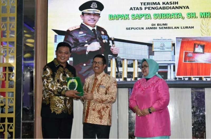 Danrem 042/Gapu Brigjen TNI Supriono Memberikan Ucapan Selamat kepada Kepala Kejaksaan Tinggi Jambi Bapak Sapta Subrata yang Memasuki Purna Tugas, Kamis (30/06/22) malam.