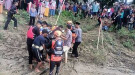 Tim SAR BAsarnas Gabungan dan Masyarakat Saat Evakuasi Jasad Korban dari Sungai Merangin. FOTO : HMS 