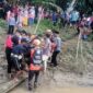 Tim SAR BAsarnas Gabungan dan Masyarakat Saat Evakuasi Jasad Korban dari Sungai Merangin. FOTO : HMS 