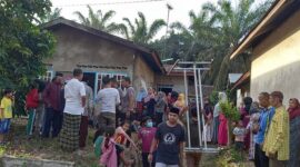 Tamap Warga Desa Tanjung Pauh KM 32 RT. 03 Desa Tanjung Pauh Kec. Mestong Kab. Muaro Jambi Memadati Lokasi ditemukan meninggal di dalam rumahnya, Sabtu (6/5/23). FOTO : Polsek Mestong