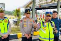 Kakorlantas Polri Irjen Pol. Agus Suryonugroho saat memberikan instruksi tegas di Exit GT Sebapo, Jambi (23/2). Ia memastikan kendaraan sumbu tiga dan truk ODOL wajib menepi demi memberikan karpet merah bagi kelancaran jutaan pemudik di jalur Trans Sumatera pada Operasi Ketupat 2026.. FOTO : Korlantas Polri
