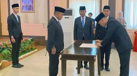 Syahroni Ali, A.Md.IP., S.H., M.H., resmi mengemban amanah sebagai Kepala Lapas IIA Jambi setelah dilantik dalam sebuah prosesi khidmat di aula Kantor Wilayah Kemenkum Jambi. FOTO : VIRYZHA/LT