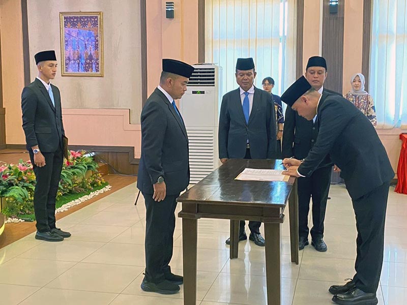 Syahroni Ali, A.Md.IP., S.H., M.H., resmi mengemban amanah sebagai Kepala Lapas IIA Jambi setelah dilantik dalam sebuah prosesi khidmat di aula Kantor Wilayah Kemenkum Jambi. FOTO : VIRYZHA/LT