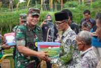 Komandan Korem 042/Gapu Brigjen TNI Supriono Saat Memberikan Bantuan Kepada Warga. FOTO : Penrem