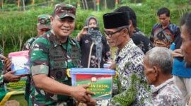 Komandan Korem 042/Gapu Brigjen TNI Supriono Saat Memberikan Bantuan Kepada Warga. FOTO : Penrem