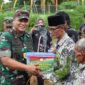 Komandan Korem 042/Gapu Brigjen TNI Supriono Saat Memberikan Bantuan Kepada Warga. FOTO : Penrem