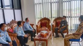 Didampingi Pejabat Struktural Imigrasi, Edy Firyan menemui H Yan Ery membicarakan perihal keikutsertaan di Mal Pelayanan Publik, Senin (21/3/22). FOTO : Kanim Kuala Tungkal
