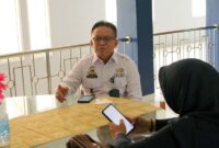 Edy Firyan Kepala Kantor Imigrasi Kelas II TPI Kuala Tungkal memberikan keterangan terkait peluncuran Paspor masa berlaku 10 Tahun di Kantor Imigrasi Kuala Tungkal, Rabu (12/10/22). FOTO : Ist